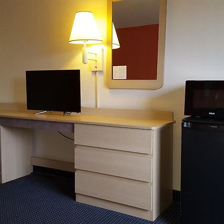 Red Carpet Inn Gibbstown Екстериор снимка
